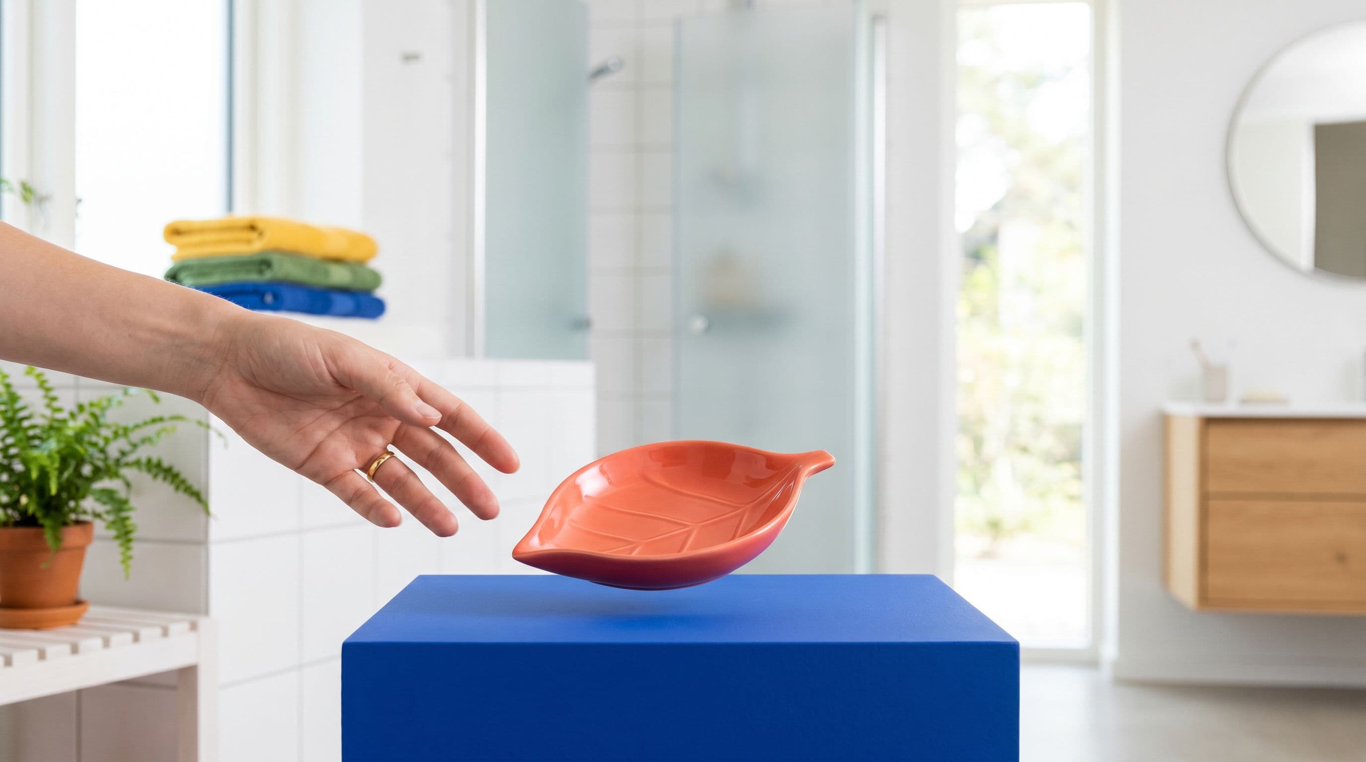 Porte-savon coloré en céramique posé sur un bloc de couleur